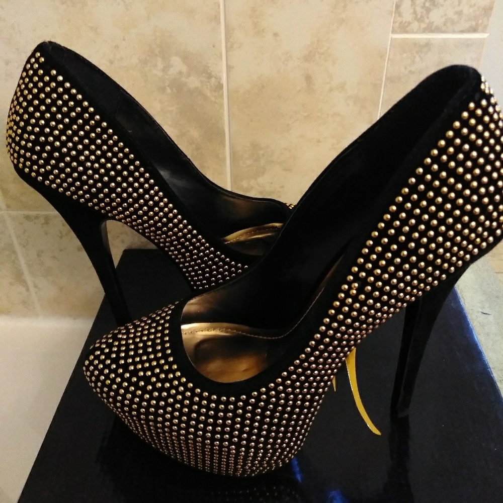 🌞Black & gold studded heels🌞